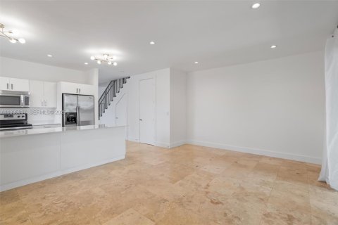 Townhouse in Miami, Florida 3 bedrooms, 188.68 sq.m. № 1994290 - photo 19