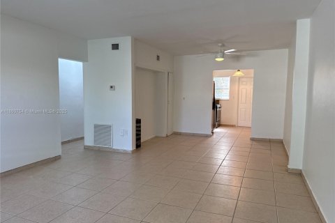 Villa ou maison à louer à Miami Beach, Floride: 1 chambre, 74.32 m2 № 1892397 - photo 4
