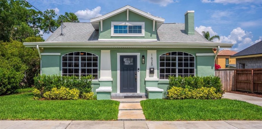 House in Orlando, Florida 4 bedrooms, 179.67 sq.m. № 1678160