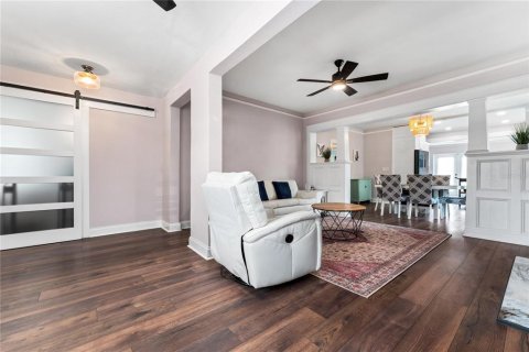 House in Orlando, Florida 4 bedrooms, 179.67 sq.m. № 1678160 - photo 4