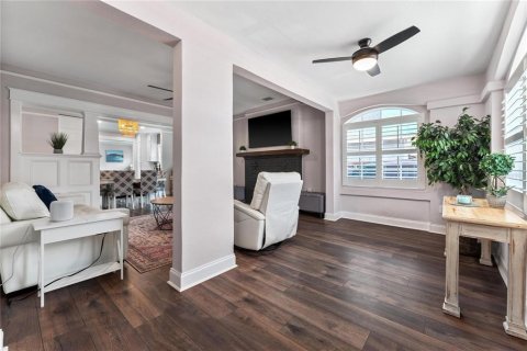 House in Orlando, Florida 4 bedrooms, 179.67 sq.m. № 1678160 - photo 3