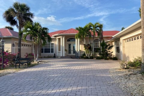 Снять в аренду виллу или дом в Пунта-Горда, Флорида 3 спальни, 334.26м2, № 1958953 - фото 1