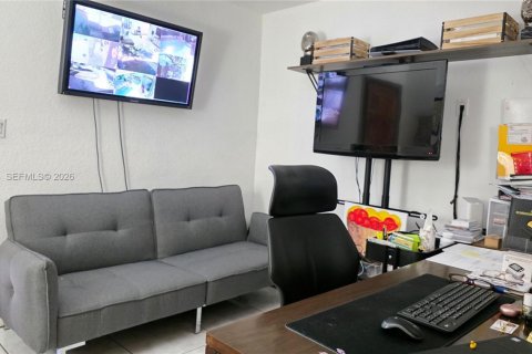 House in Miami, Florida 4 bedrooms, 172.61 sq.m. № 2010768 - photo 20