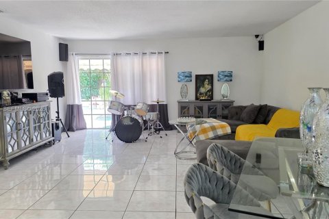 House in Miami, Florida 4 bedrooms, 172.61 sq.m. № 2010768 - photo 4