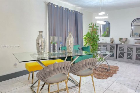 House in Miami, Florida 4 bedrooms, 172.61 sq.m. № 2010768 - photo 5