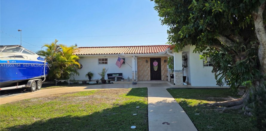 House in Miami, Florida 4 bedrooms, 172.61 sq.m. № 2010768