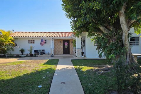 House in Miami, Florida 4 bedrooms, 172.61 sq.m. № 2010768 - photo 2