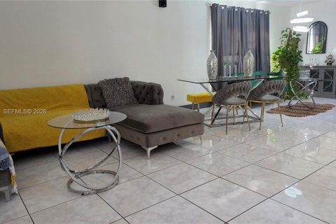 House in Miami, Florida 4 bedrooms, 172.61 sq.m. № 2010768 - photo 9