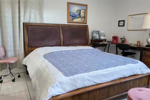 House in Miami, Florida 4 bedrooms, 172.61 sq.m. № 2010768 - photo 16