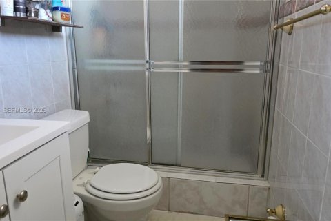 House in Miami, Florida 4 bedrooms, 172.61 sq.m. № 2010768 - photo 17