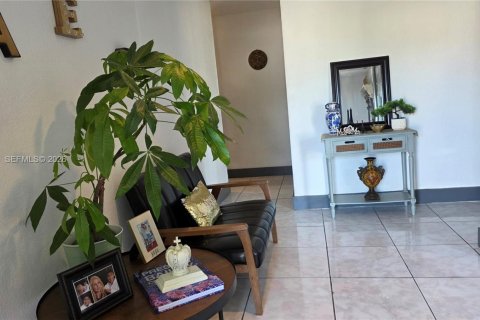 House in Miami, Florida 4 bedrooms, 172.61 sq.m. № 2010768 - photo 19