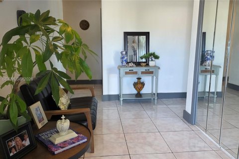 House in Miami, Florida 4 bedrooms, 172.61 sq.m. № 2010768 - photo 15