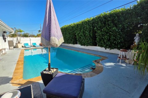 House in Miami, Florida 4 bedrooms, 172.61 sq.m. № 2010768 - photo 28