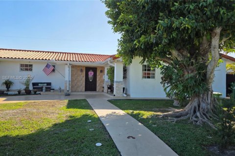 House in Miami, Florida 4 bedrooms, 172.61 sq.m. № 2010768 - photo 3