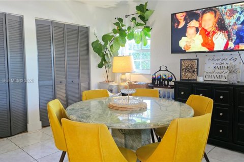 House in Miami, Florida 4 bedrooms, 172.61 sq.m. № 2010768 - photo 10