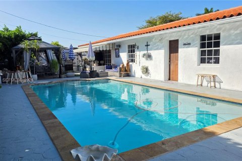 House in Miami, Florida 4 bedrooms, 172.61 sq.m. № 2010768 - photo 27