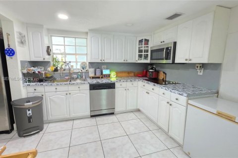 House in Miami, Florida 4 bedrooms, 172.61 sq.m. № 2010768 - photo 12