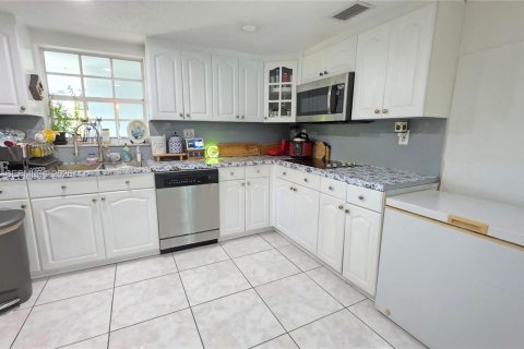 House in Miami, Florida 4 bedrooms, 172.61 sq.m. № 2010768 - photo 11