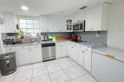 House in Miami, Florida 4 bedrooms, 172.61 sq.m. № 2010768 - photo 14