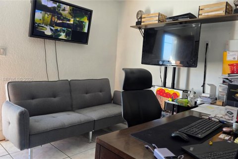 House in Miami, Florida 4 bedrooms, 172.61 sq.m. № 2010768 - photo 22