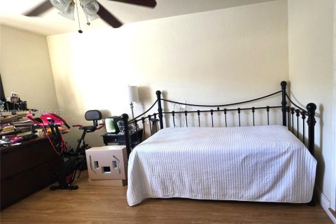 House in Miami, Florida 4 bedrooms, 172.61 sq.m. № 2010768 - photo 24