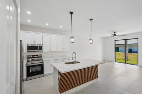 Commercial property in Lehigh Acres, Florida 6 bedrooms, 216.65 sq.m. № 2113561 - photo 10