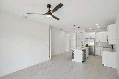 Commercial property in Lehigh Acres, Florida 6 bedrooms, 216.65 sq.m. № 2113561 - photo 11