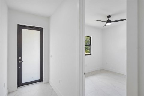 Commercial property in Lehigh Acres, Florida 6 bedrooms, 216.65 sq.m. № 2113561 - photo 12