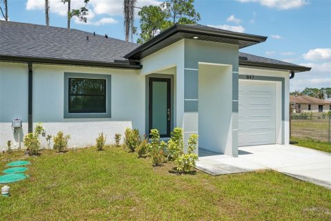Commercial property in Lehigh Acres, Florida 6 bedrooms, 216.65 sq.m. № 2113561 - photo 3