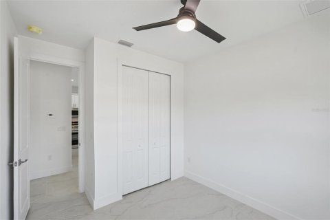 Commercial property in Lehigh Acres, Florida 6 bedrooms, 216.65 sq.m. № 2113561 - photo 17