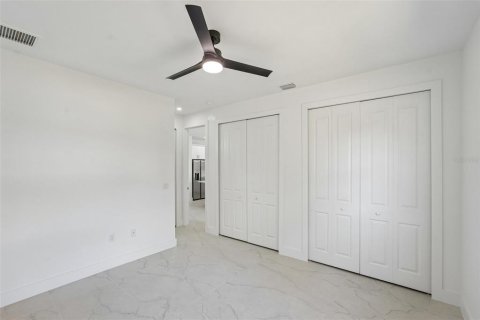 Commercial property in Lehigh Acres, Florida 6 bedrooms, 216.65 sq.m. № 2113561 - photo 14