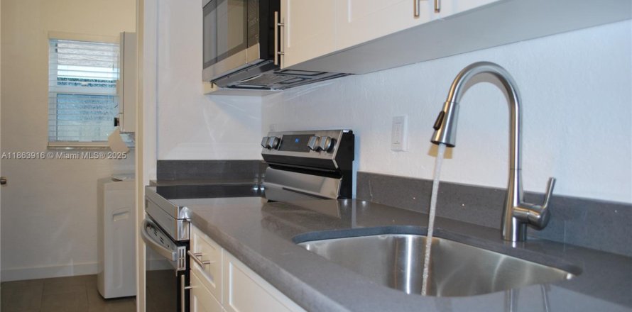 Propiedad comercial en Oakland Park, Florida 225.2 m2 № 1891751