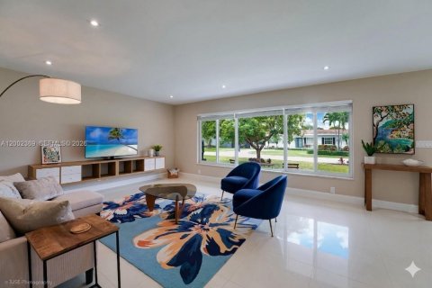 Villa ou maison à vendre à Miami, Floride: 3 chambres, 148.18 m2 № 2066539 - photo 2