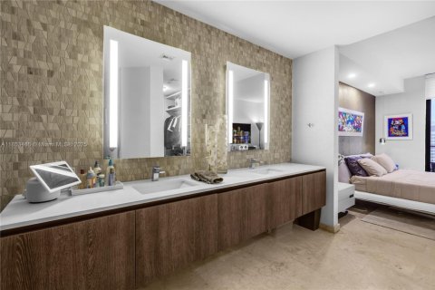 Condo in Miami, Florida, 1 bedroom  № 1889305 - photo 16