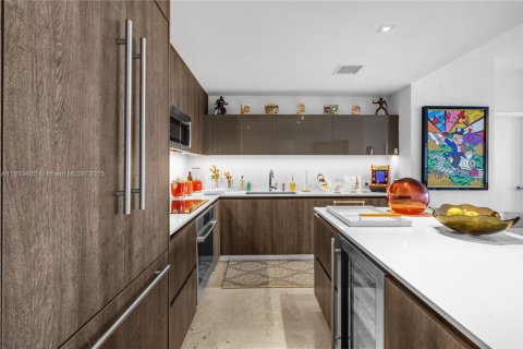 Condo in Miami, Florida, 1 bedroom  № 1889305 - photo 8
