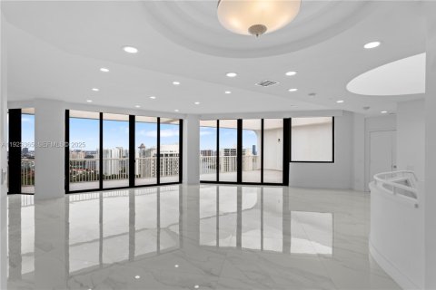 Condominio en alquiler en Aventura, Florida, 3 dormitorios, 281.49 m2 № 1983893 - foto 1
