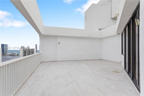 Condominio en alquiler en Aventura, Florida, 3 dormitorios, 281.49 m2 № 1983893 - foto 14