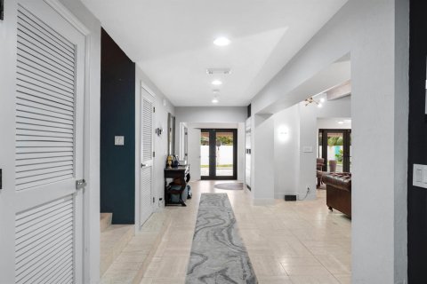 House in Fort Lauderdale, Florida 4 bedrooms, 313.17 sq.m. № 2401264 - photo 11