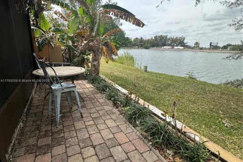 Townhouse in Pompano Beach, Florida 3 bedrooms, 132.66 sq.m. № 1701112 - photo 2