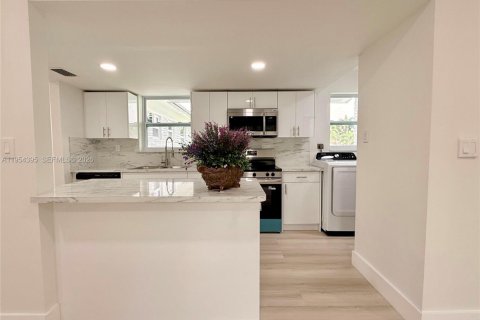 Casa en alquiler en Lauderhill, Florida, 7 dormitorios, 212.37 m2 № 2011756 - foto 10