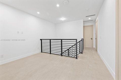 Propiedad comercial en venta en Fort Lauderdale, Florida, 463.77 m2 № 1992552 - foto 28