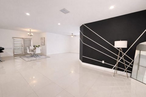 Villa ou maison à vendre à Miami Gardens, Floride: 3 chambres, 174.1 m2 № 2068243 - photo 2