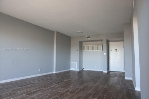 Condominio en venta en Hollywood, Florida, 1 dormitorio, 78.41 m2 № 2081226 - foto 3