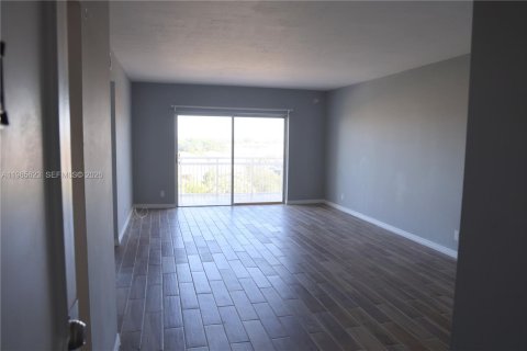 Condominio en venta en Hollywood, Florida, 1 dormitorio, 78.41 m2 № 2081226 - foto 2