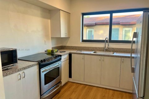 Casa en alquiler en Miami, Florida, 2 dormitorios, 95.22 m2 № 2051930 - foto 5