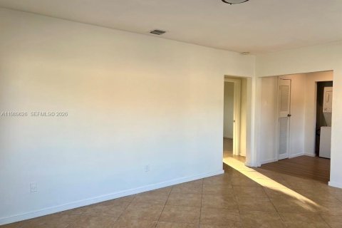 Casa en alquiler en Miami, Florida, 2 dormitorios, 95.22 m2 № 2051930 - foto 4