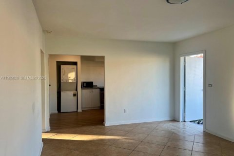 Casa en alquiler en Miami, Florida, 2 dormitorios, 95.22 m2 № 2051930 - foto 2