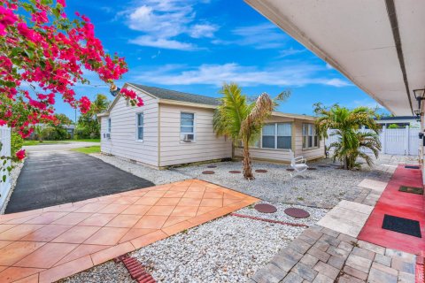 Commercial property in Lake Park, Florida 160.91 sq.m. № 2172157 - photo 3