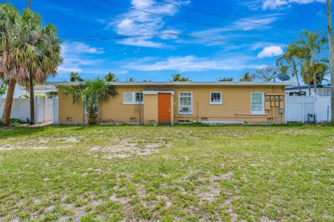 Commercial property in Lake Park, Florida 160.91 sq.m. № 2172157 - photo 21