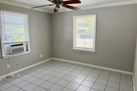 Commercial property in Lake Park, Florida 160.91 sq.m. № 2172157 - photo 10